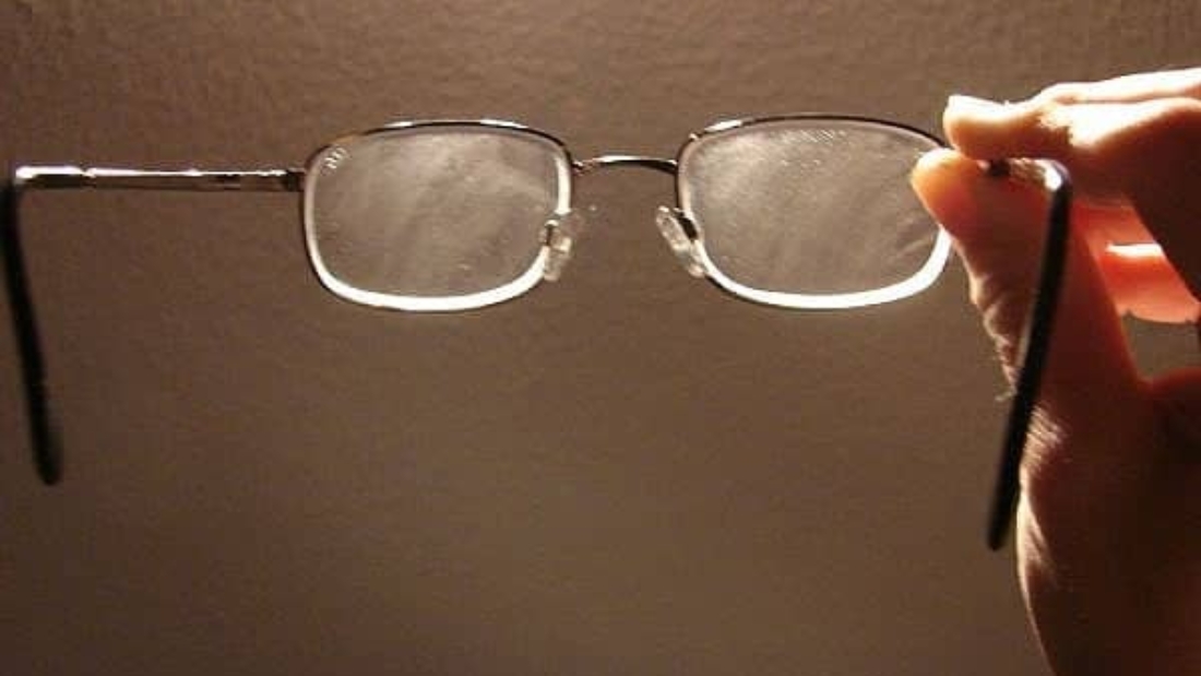 Pulire gli occhiali: le migliori tecniche per pulire le lenti
